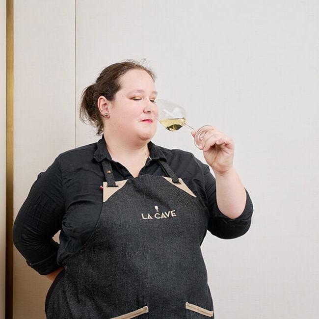 Adélaïde, sommelière à La Cave de La Grande Épicerie Rue de Sèvres