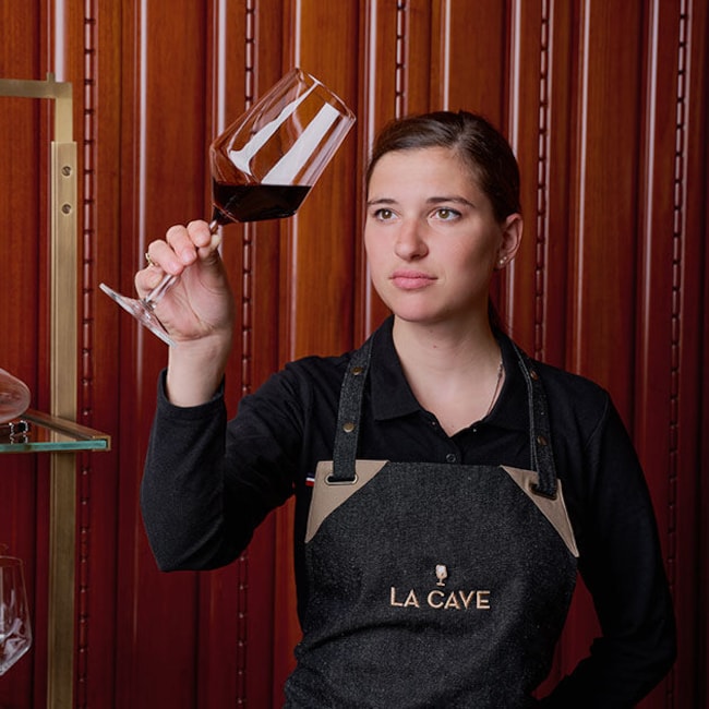 Lou, sommelière à La Cave de La Grande Épicerie Rue de Sèvres