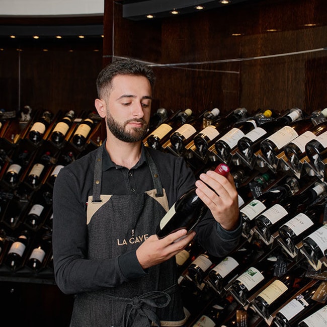 Maxime, sommelier à La Cave de La Grande Épicerie Rue de Sèvres