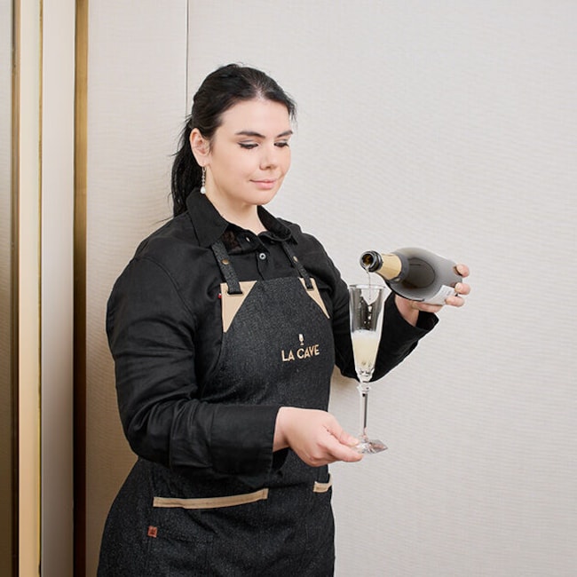 Emilie, sommelière à La Cave de La Grande Épicerie Rue de Sèvres