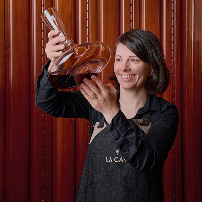 Cécile, sommelière à La Cave de La Grande Épicerie Rue de Sèvres