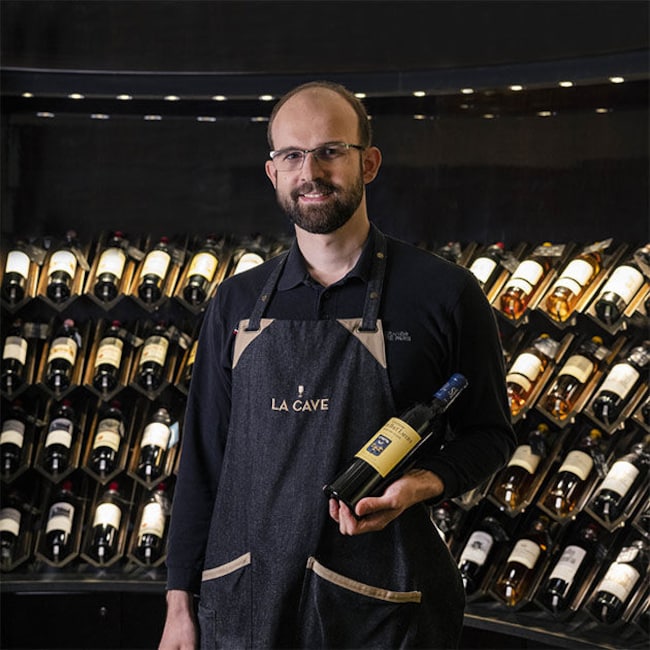 Julien, sommelier à La Cave de La Grande Épicerie Rue de Sèvres
