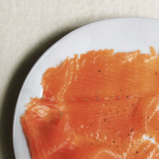 Saumon sauvage fran&ccedil;ais fum&eacute; au bois d'aulne de l&rsquo;Adour - Maison Barthouil 