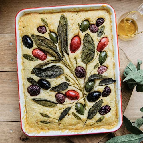 Focaccia aux olives et &agrave; la sauge