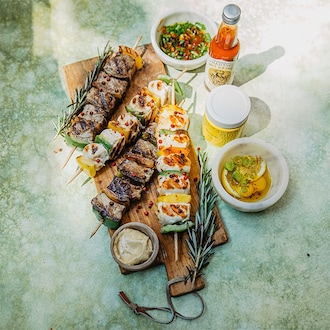 Brochettes de filet de poulet Bodin et de b&oelig;uf marin&eacute;es au barbecue null