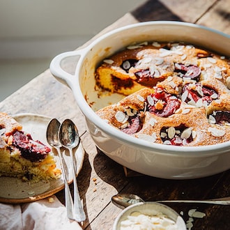 G&acirc;teau moelleux aux prunes rouges null