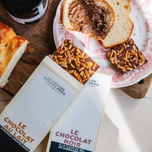 Tablette de chocolat au lait et amandes caram&eacute;lis&eacute;es La Grande &Eacute;picerie de Paris