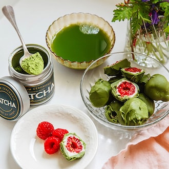 Billes de framboises enrobées au matcha null