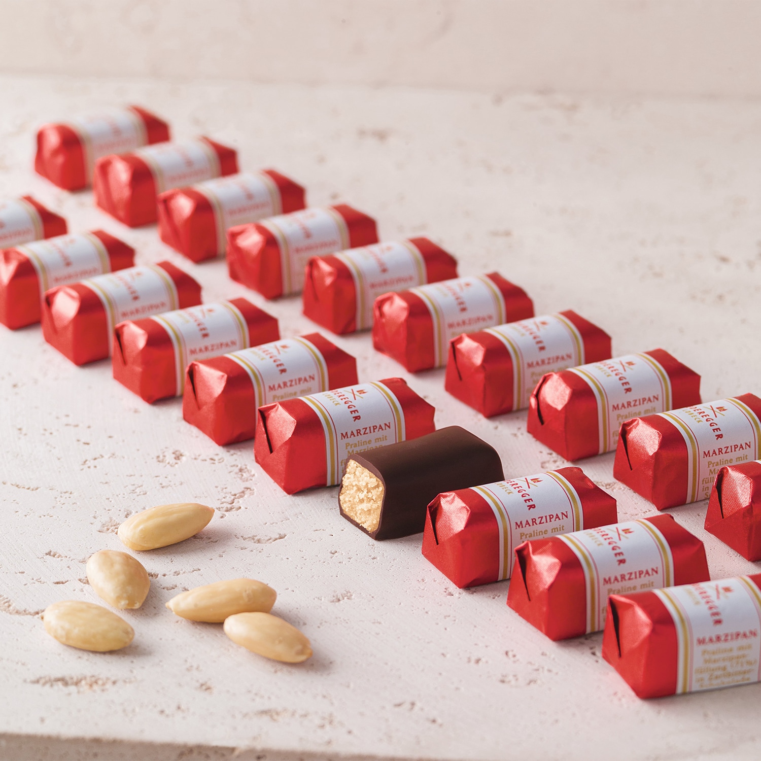 P&acirc;te d'amandes enrob&eacute;e de chocolat, fourrage de p&acirc;te d'amandes 71&nbsp;% Niederegger