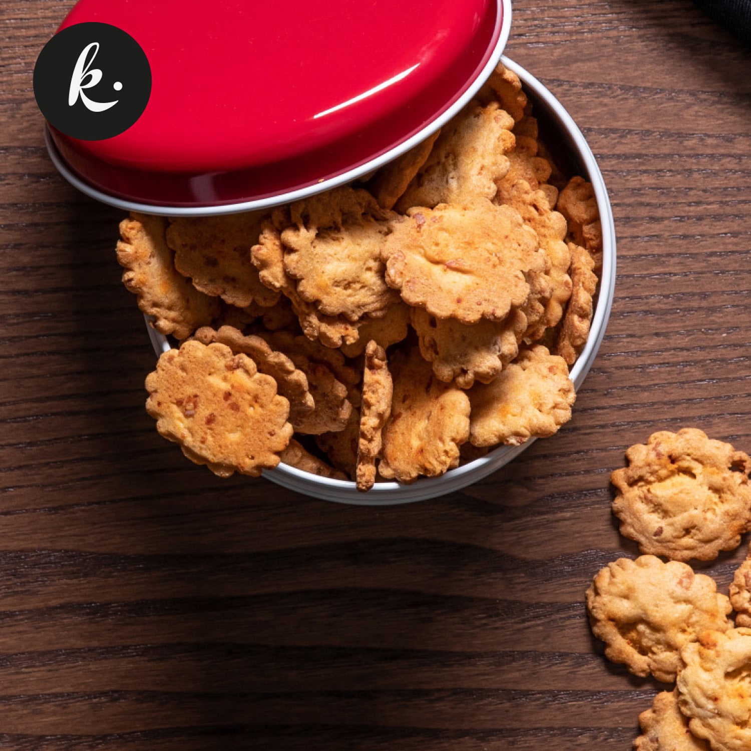 Biscuits fromage de brebis, tomates & oignons Okina