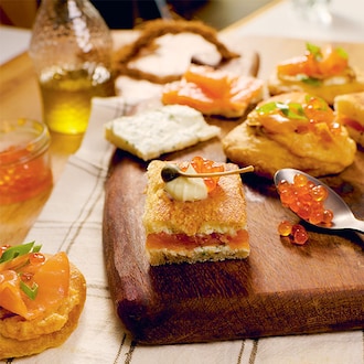 Minicroques et pizzetas au saumon, chèvre et câpres null