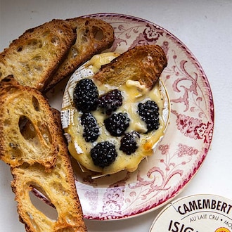 Camembert r&ocirc;ti au four, m&ucirc;res et tartines croustillantes null