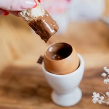 V&eacute;ritables &oelig;ufs au chocolat pralin&eacute; aux &eacute;clats de noisettes Le Petit Duc