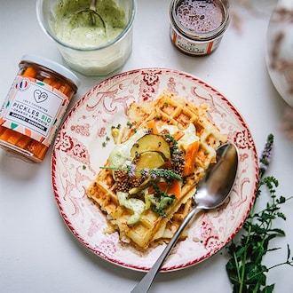 Gaufre de pommes de terre, mayonnaise aux herbes et pickles Les 3 Chouettes null