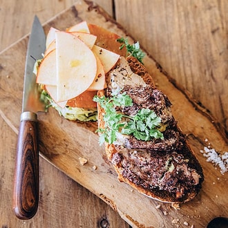 Tartine de lièvre à la royale, fondue de chou frisé et pommes confites null