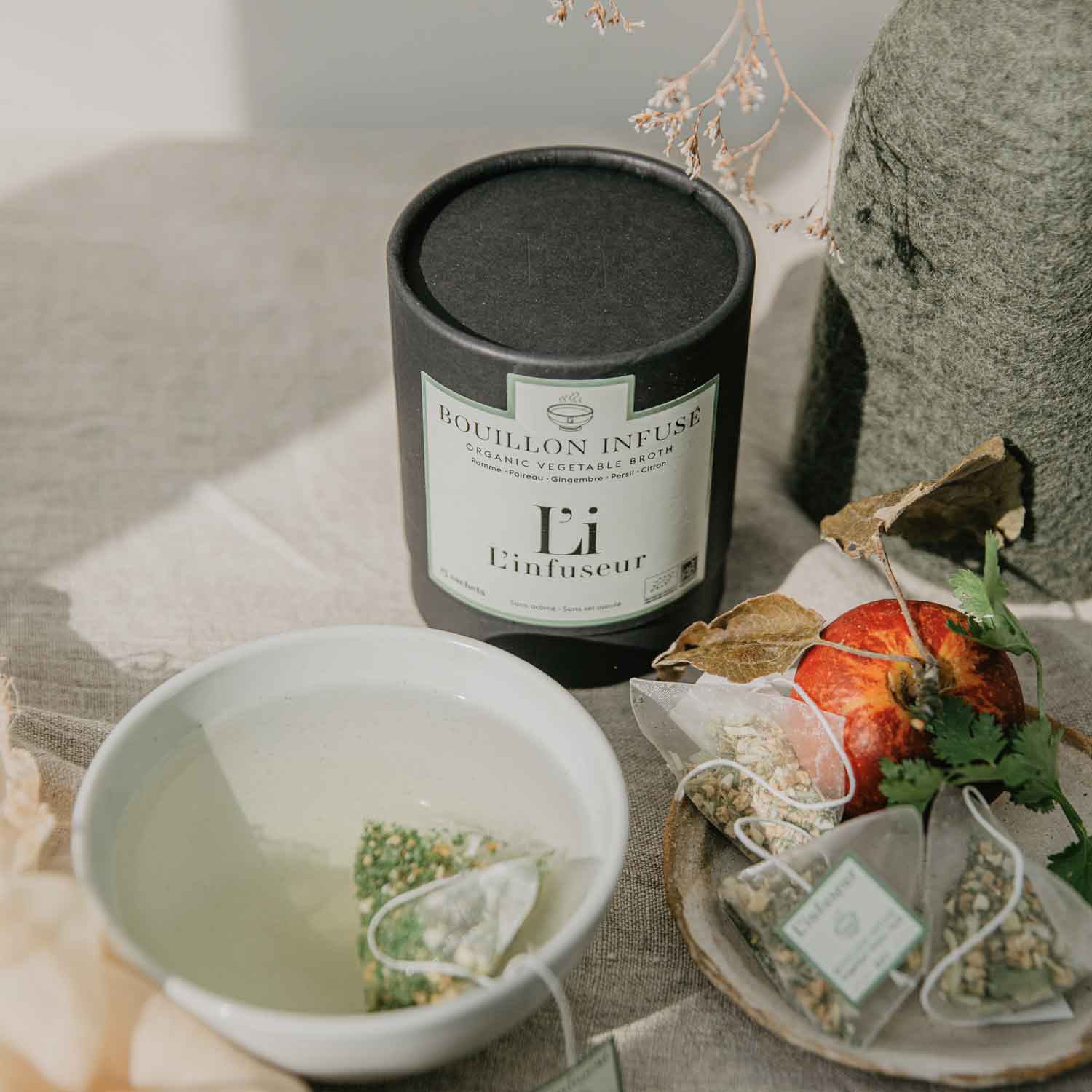 Bouillon infusé pomme gingembre citronnelle poireau persil L'infuseur
