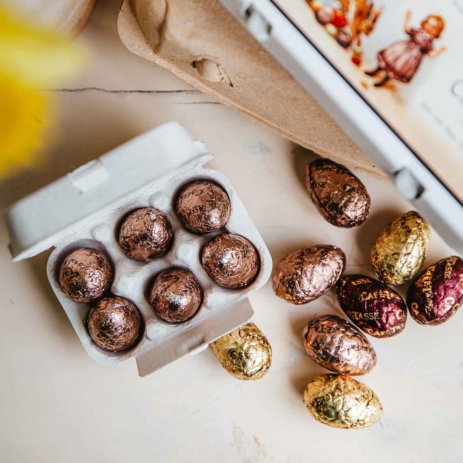 Bo&icirc;te de 6 oeufs de P&acirc;ques en chocolat noir et pralin&eacute; Caf&eacute;-Tasse
