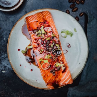 Saumon cru &eacute;pic&eacute;, sauce Arabica null