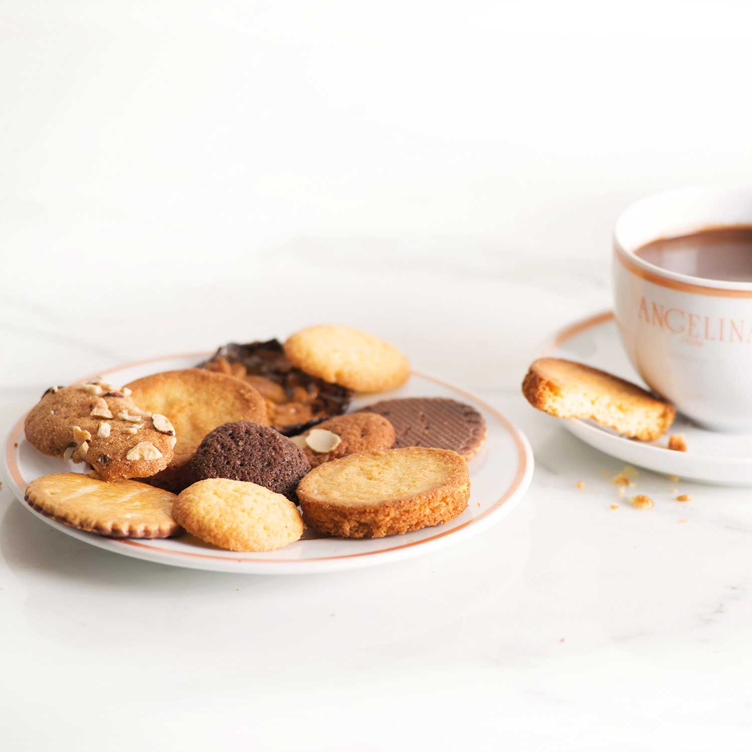 Boîte en fer assortiment de biscuits Angelina