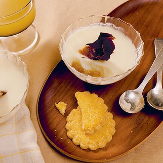 Crème prise d'amandes douce, crumble de broyé du Poitou, marrons glacés et éclats de chocolat null