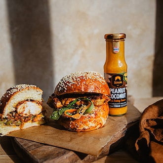 Hamburger au poulet, sauce satay cacahuète et coco null