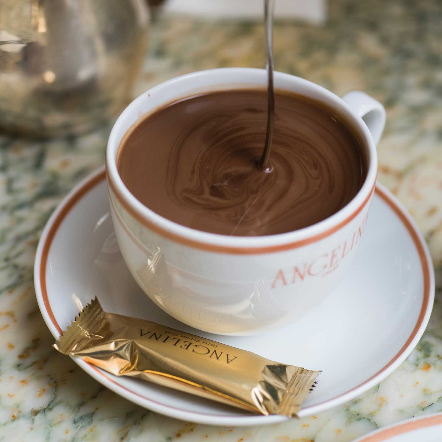 Boîte en fer crêpes dentelles enrobées de chocolat noir Angelina