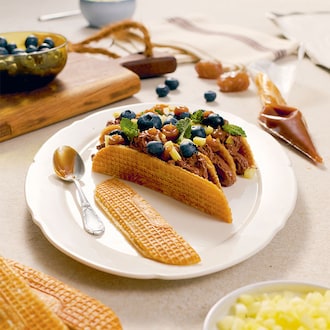 Comme un millefeuille de gaufres, fruits frais, crème au chocolat null