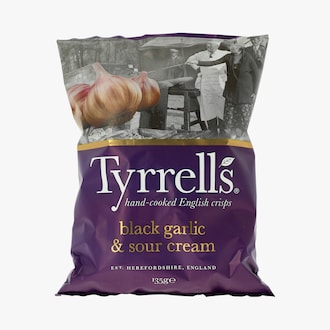 Chips de pommes de terre à l’ail noir et à la crème aigre Tyrrells