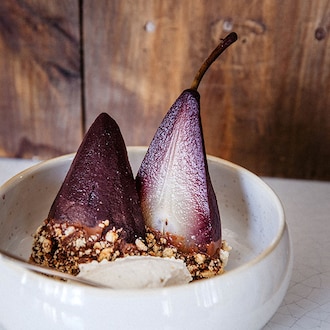 Poires pochées au vin chaud, glace au lait null