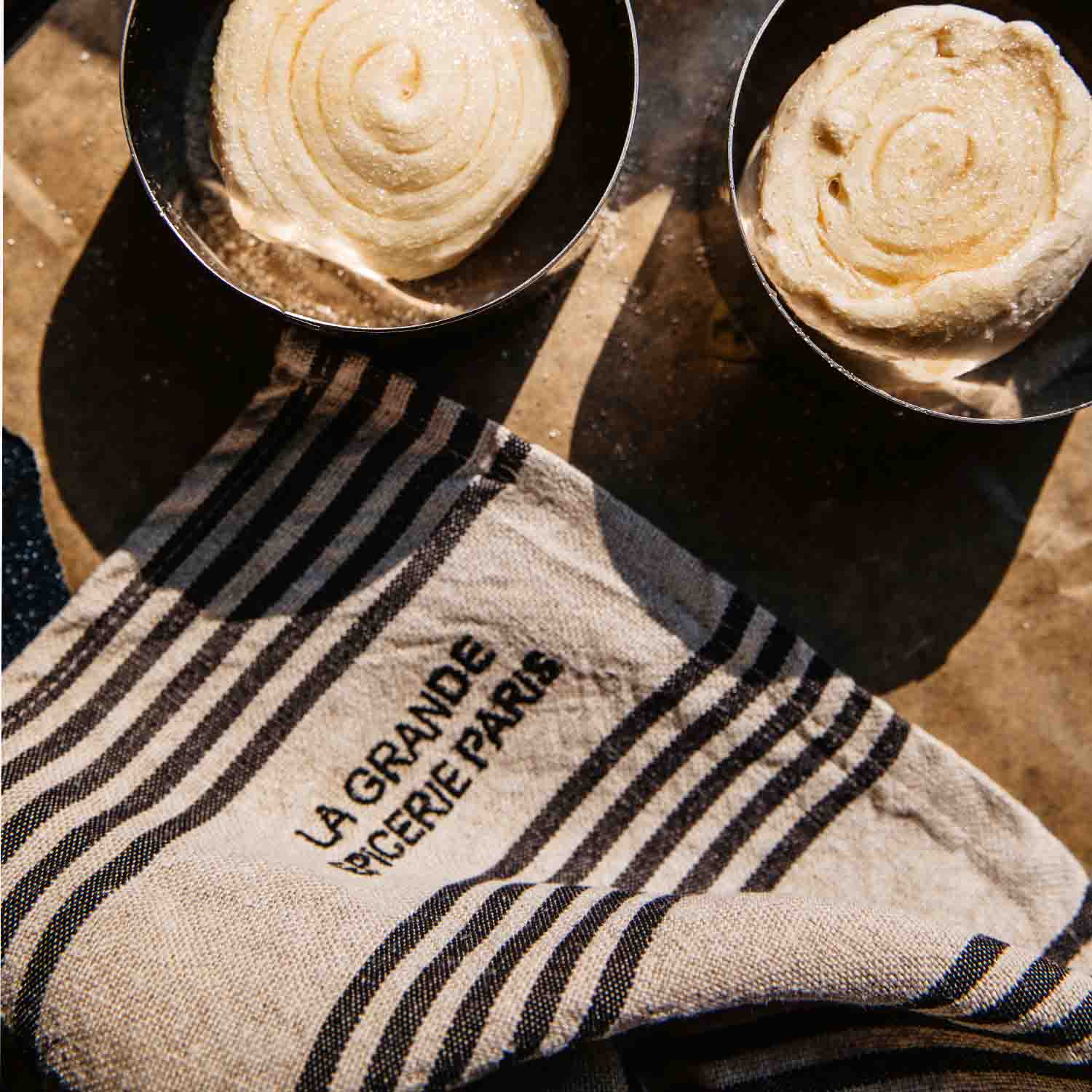 Torchon en lin brut ray&eacute; noir La Grande &Eacute;picerie de Paris
