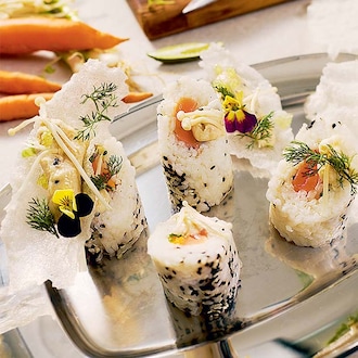 California rolls au saumon fumé, chips de riz, tarama au caviar null