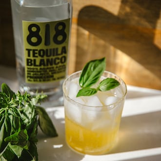 Cocktail Tequila, p&ecirc;che blanche et basilic null