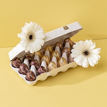 Bo&icirc;te de 18 oeufs de P&acirc;ques aux chocolats noir, au lait et blanc pralin&eacute; Caf&eacute;-Tasse