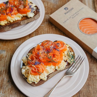 Tartine de saumon et œufs brouillés null