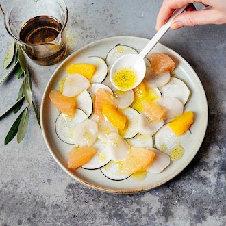 Carpaccio de Saint-Jacques aux agrumes et radis noir et son huile d’olive vanillée null