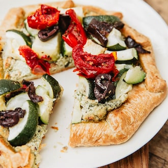 Tarte rustique pesto, courgette, tomates s&eacute;ch&eacute;es et olives de Nyons null